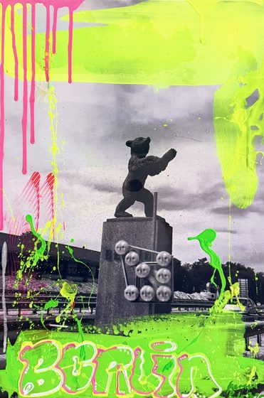 Arriving in Berlin – light-reactive painting by Maresa Puls (Berlin, 2025)